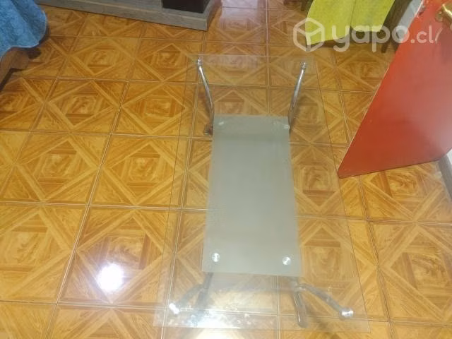 Mesa de vidrio con patas de metal