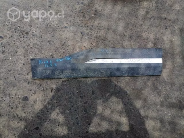 Moldura puerta trasera derecha nissan kicks orig