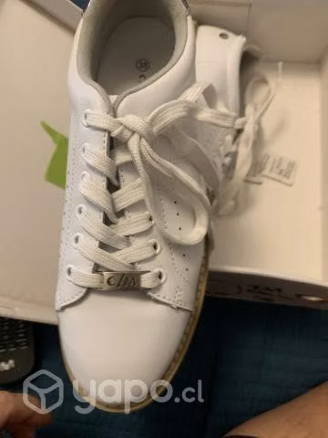 Zapatillas marca Bbb - Imagen 2