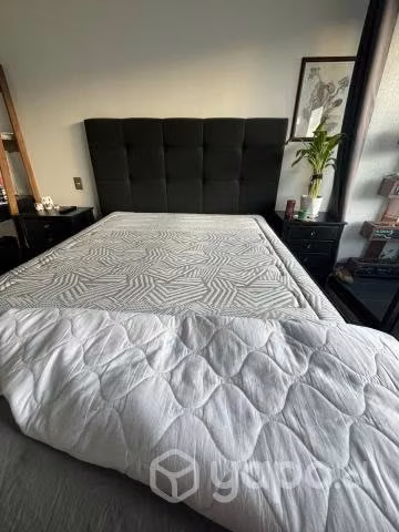 Cama semi nueva y sus veladores - Imagen 4
