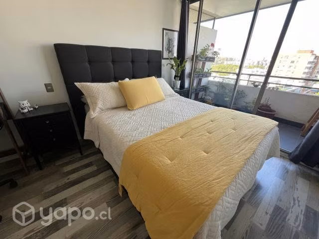 Cama semi nueva y sus veladores