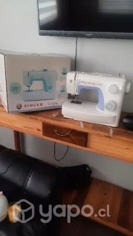 Máquina de coser marca Singer
