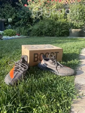 Yeezy 350 v2 Carbon Beluga - Imagen 2