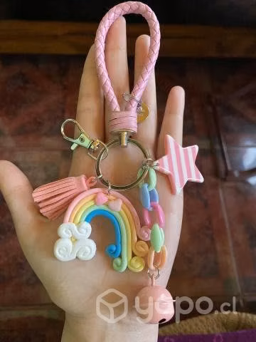 Llavero kawaii con arcoíris, estrella y cascabel