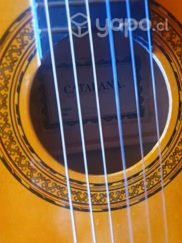 Guitarra acústica en buen estado