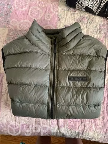 Chaqueta de pluma sin mangas CAT