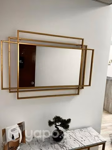 Espejo nuevo con bordes en acero dorado