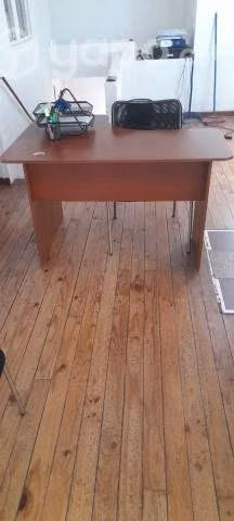 Escritorio y sillas