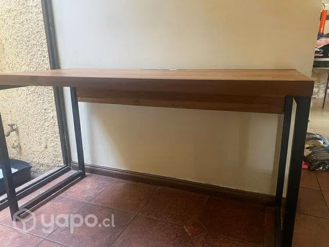 Escritorio de roble con enchufe y usb