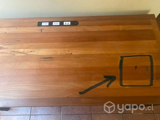 Escritorio de roble con enchufe y usb