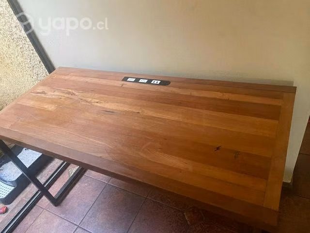 Escritorio de roble con enchufe y usb