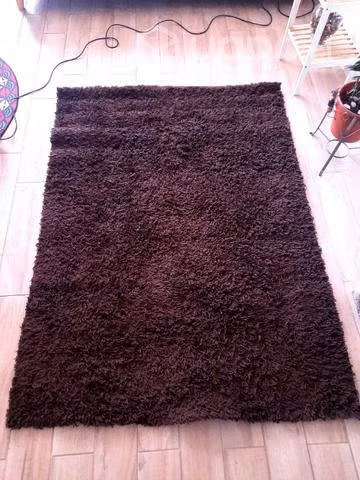 Alfombra tipo Shaggy (peluda) café oscuro