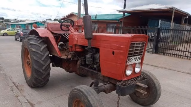 Tractor marca velaro año 72 ruso andando