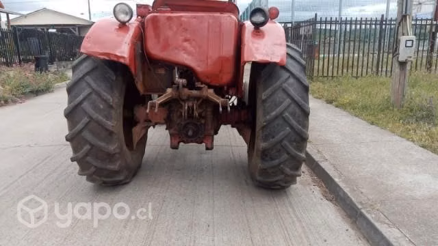 Tractor marca velaro año 72 ruso andando