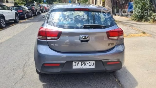 Kia rio 5 full equipo poco kilometraje - Imagen 3