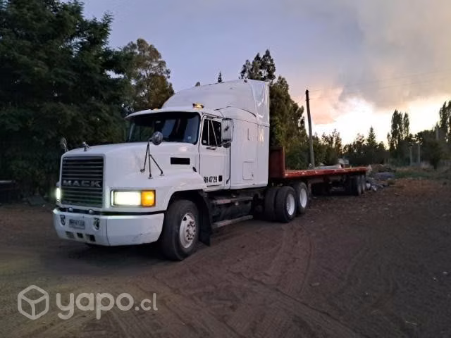 Tracto camion mack trabajando equipo completo