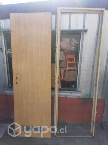 Puerta con marco metalico