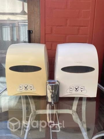 Dispensadores de papel y jabón usados