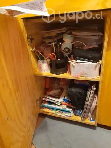 Cama con colchón y muebles con rueditas