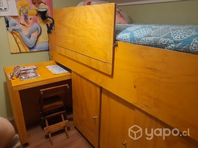 Cama con colchón y muebles con rueditas
