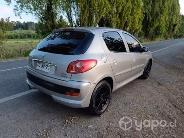 Peugeot compac 207 full año 2010