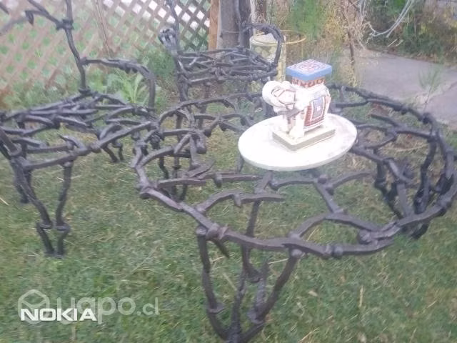 Eternos muebles de jardin hecho con clavos de tren
