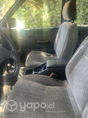 Camioneta Nissan D21. 4x4 2006