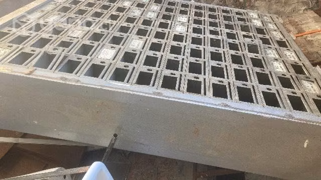 Estante de acero