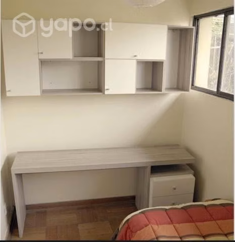 Cama, escritorio y repisa
