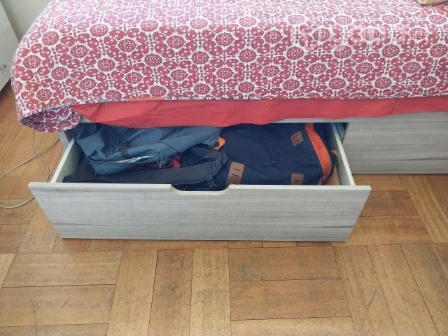 Cama, escritorio y repisa