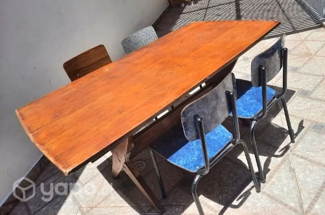 Mesa rectangular con 4 sillas