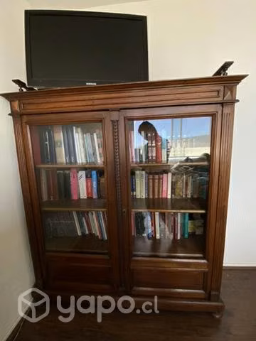 Librero antiguo de madera