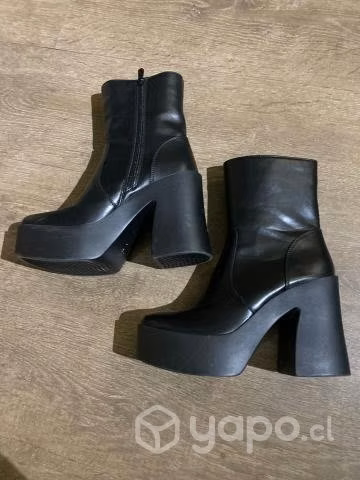 Botines semi nuevos Negro