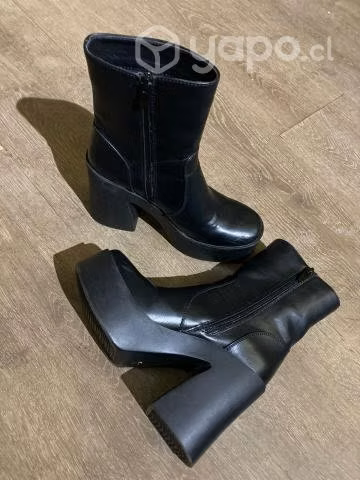 Botines semi nuevos Negro