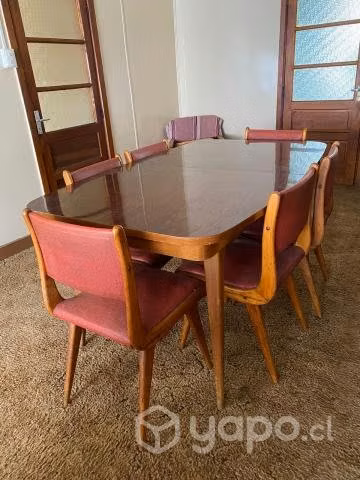 Mesa de comedor de madera