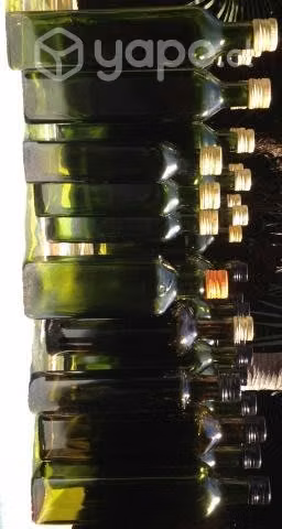 Botellas de vidrio con tapa metálica atornillada