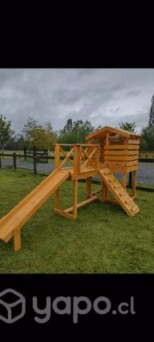 Resbalin de madera con casita