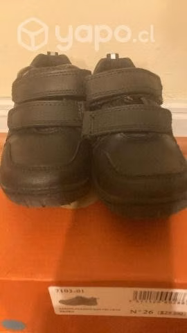 Vendo zapatillas t.26 y zapato de colegio t.27