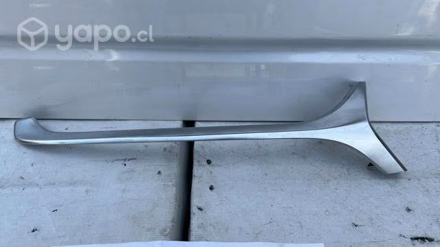 Chevrolet groove moldura derecha mascara (21-23)