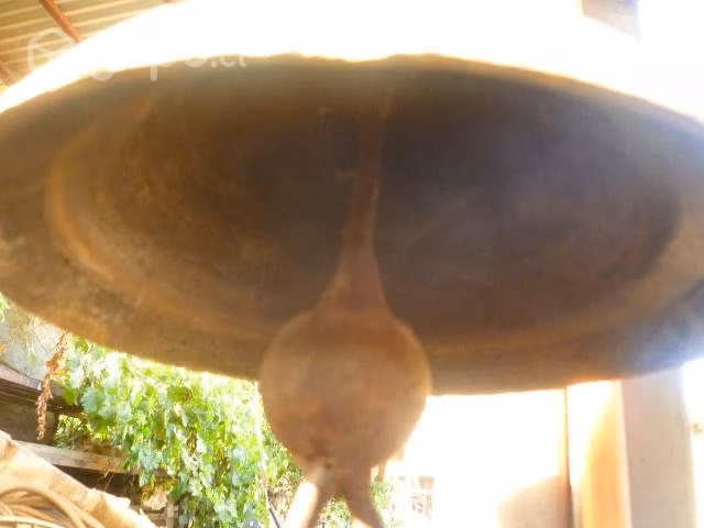 Campana antigua de bronce - Imagen 2