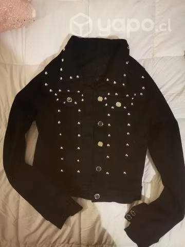 Chaqueta mezclila corta con tachas