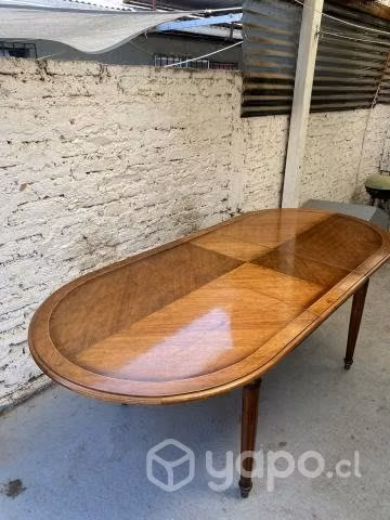 Mesa antigua con bronce