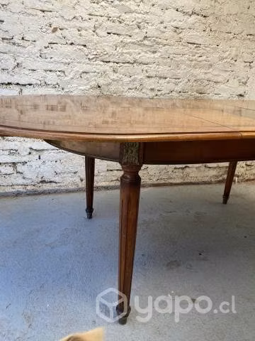 Mesa antigua con bronce