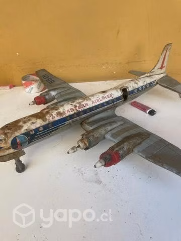 Avión antiguo con detalles