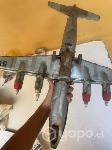 Avión antiguo con detalles