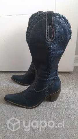 Botas estilo vaqueras negras de cuero