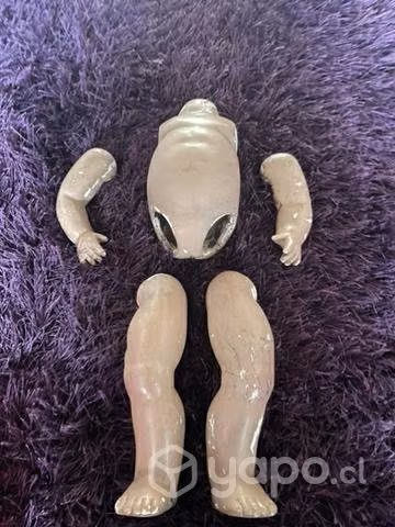 Muñeca completa y partes de otra de porcelana