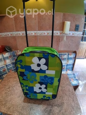 Maleta pequeña floreada con ruedas