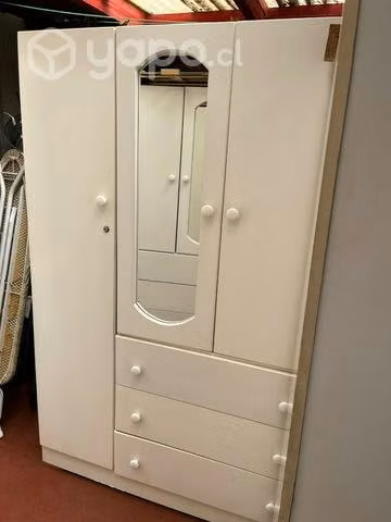 Closet blanco con espejo