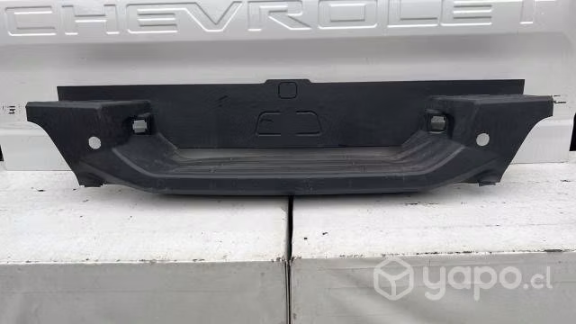 Moldura parachoque trasero chevrolet colorado (18-